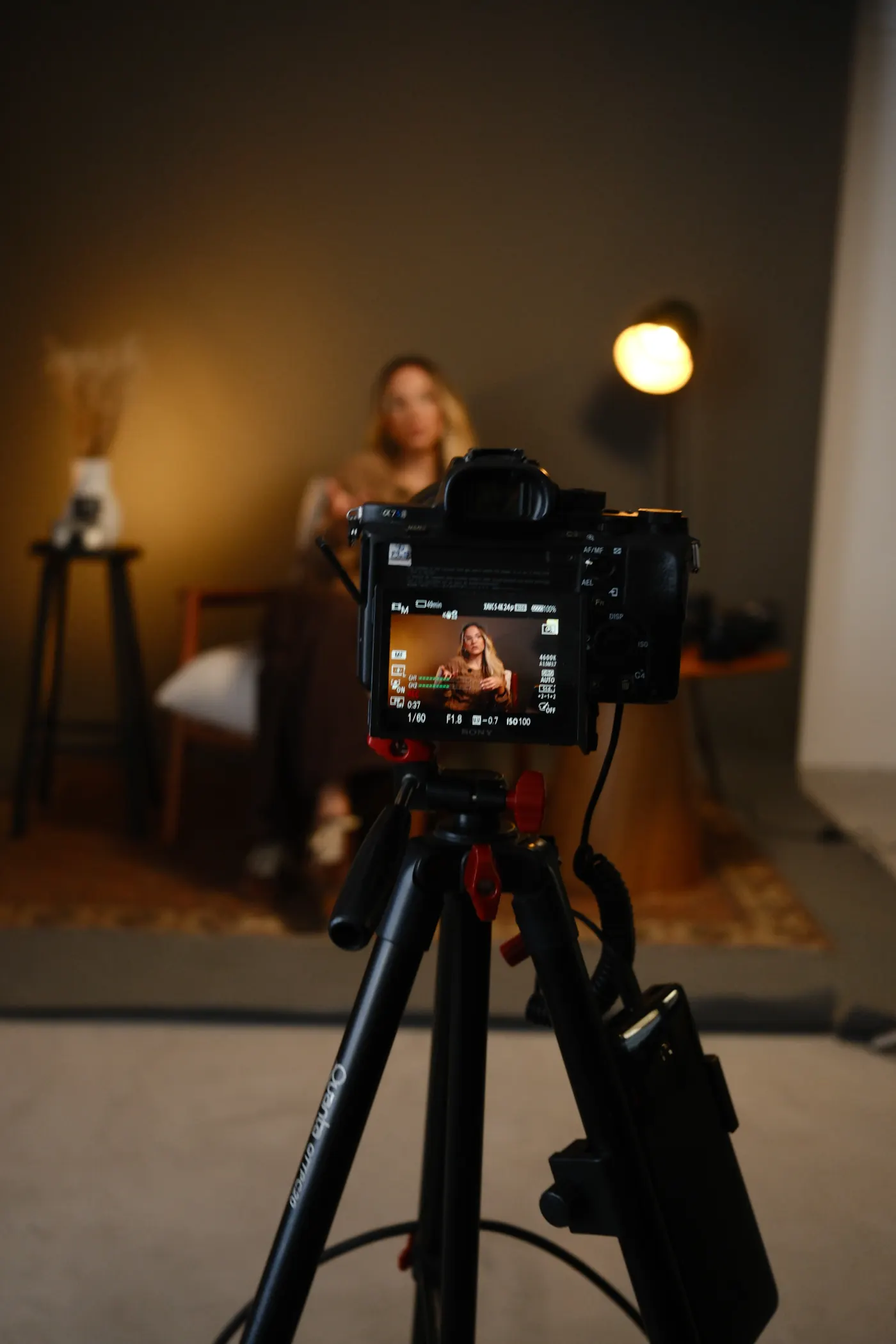 Câmera em tripé gravando conteúdo de fotografia e edição de imagem no Lightroom.
